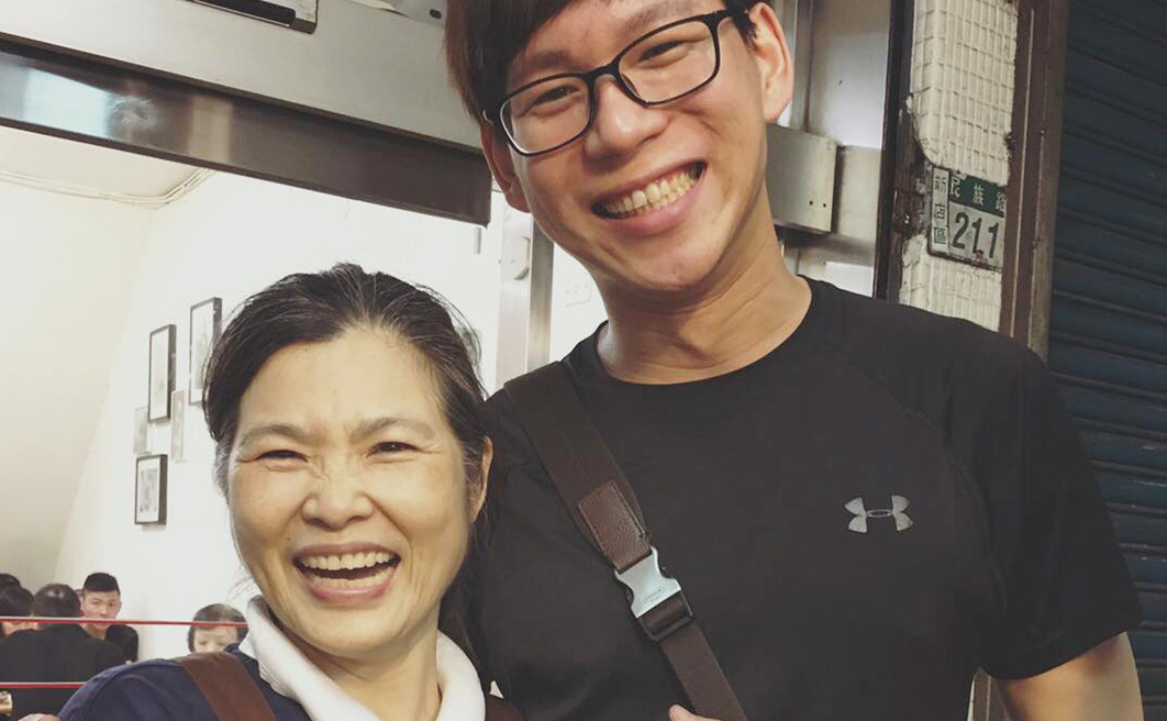 「阿姨您還記得我嗎？小時侯常跟著爸媽來吃滷肉飯，還不專心吃；老是在店門口跑來跑去⋯🤣」 「記得，記得...